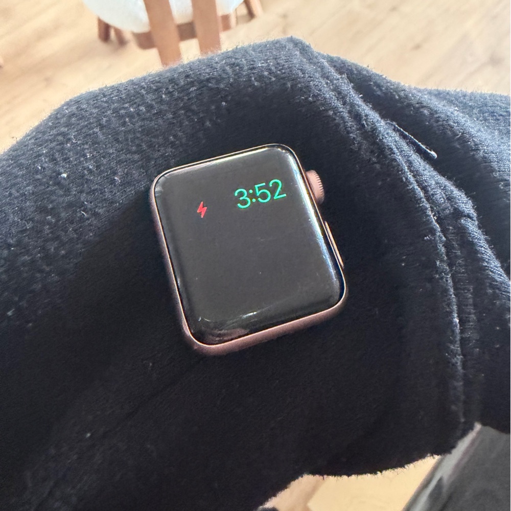 Apple Watch Series 3 38mm Rose Gold Aluminum GPS Smartwatch Reset